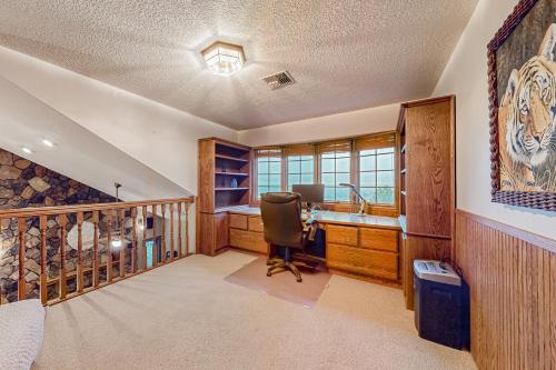 an office with a desk and a chair in a room at Cherry Heights in The Dalles