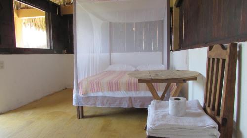 1 dormitorio con 1 cama con mesa y 1 cama en Hab #11 La Casa del Profe Salo, en Zapote