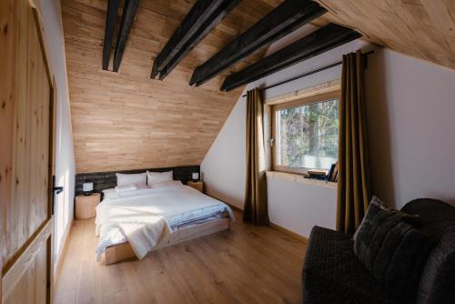 - une chambre avec un lit et une fenêtre dans l'établissement Lesná chata Liptov, à Ružomberok