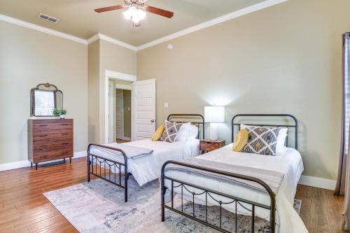 sypialnia z 2 łóżkami i wentylatorem sufitowym w obiekcie Centrally Located Abilene Home Near ACU and Downtown w mieście Abilene