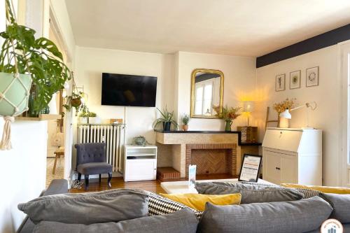 卡昂的住宿－Le Penthouse - Magnifique Vue - Standing，带沙发和壁炉的客厅