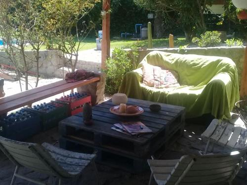 un patio con sofá, mesa y sillas en Cómoda y amplia Casa Pueblito La Herradura Coquimbo, en Coquimbo