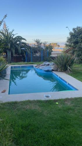 una gran piscina en un patio con patio en Cómoda y amplia Casa Pueblito La Herradura Coquimbo, en Coquimbo