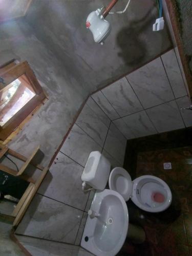 an overhead view of a bathroom with a toilet and a sink at Cabaña Guaimbe in Eldorado