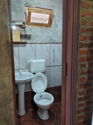 a bathroom with a toilet and a sink at Cabaña Guaimbe in Eldorado