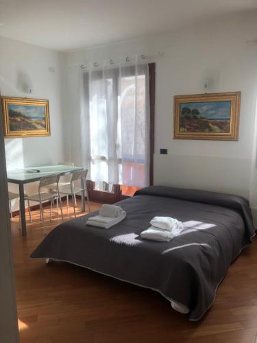 アルゲーロにあるAurasol Algheroのベッドルーム1室(ベッド1台、テーブル、椅子付)