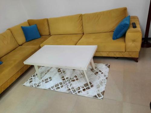 uma sala de estar com um sofá e uma mesa de café branca em Large apartment in Tbilisi em Tbilisi