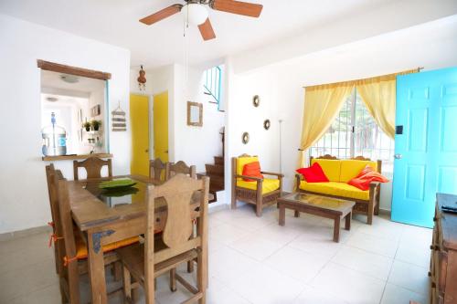 sala de estar con mesa y sillas en Casa de Colores en Playa del Carmen