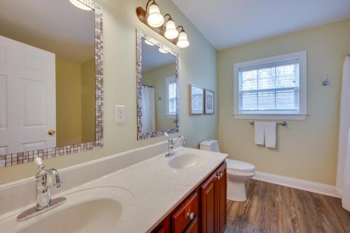 y baño con lavabo, aseo y espejo. en Spacious Mooresville Home with Lake Norman View!, en Mooresville