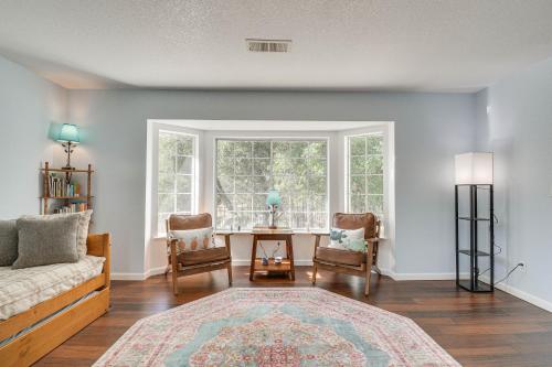 - un salon avec un canapé, une table et une fenêtre dans l'établissement Bright and Cozy Mariposa Getaway 11 Mi to Yosemite!, à Mariposa