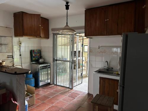 een keuken met een deur naar een patio bij Pancho Villa in Barra de Valizas