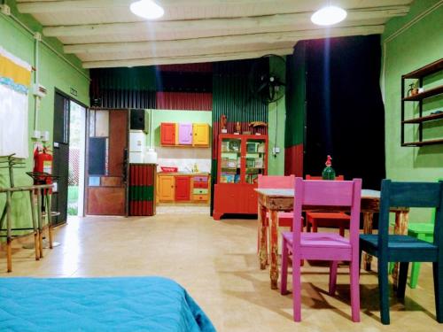 une chambre avec une table et des chaises ainsi qu'une cuisine dans l'établissement El Escarabajo Azul loft & Arte, à Villa Carlos Paz
