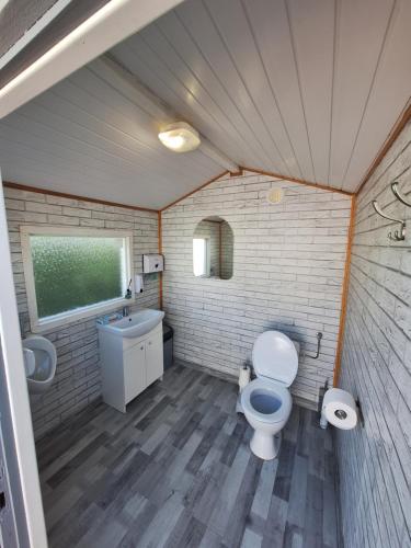 a small bathroom with a toilet and a sink at Chillout in Smołdzino