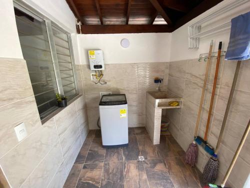 - une petite salle de bains avec une poubelle et un lavabo dans l'établissement Casa Finca San Nicolas, à Sabaneta