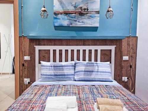 een slaapkamer met een bed met een blauw plafond bij Marina di Piazzadarmi in Ancona