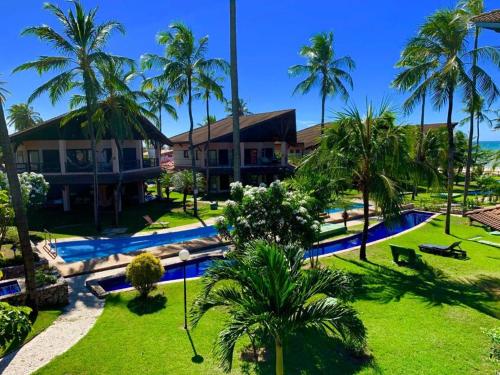 - une vue aérienne sur un complexe avec une piscine et des palmiers dans l'établissement Dream Beach Cumbuco Superior Oceanfront Apartments, à Cumbuco