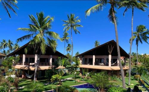 um resort com palmeiras e uma piscina em Dream Beach Cumbuco Superior Oceanfront Apartments em Cumbuco