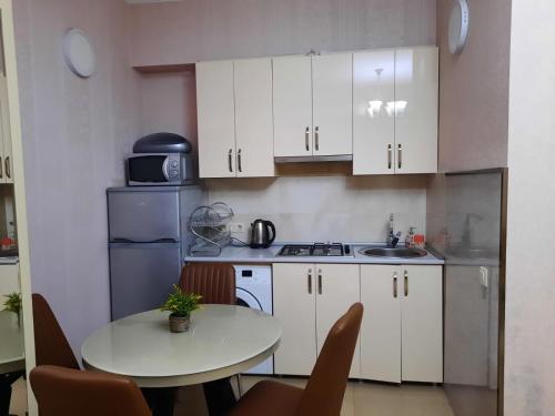A cozinha ou cozinha compacta de Large apartment in Tbilisi