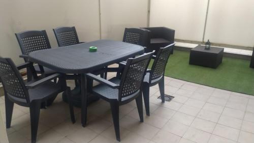 a black table and chairs with a green cup on it at EnFOZ PLAYAS ÚNICAS Y DIVINAS! in Foz