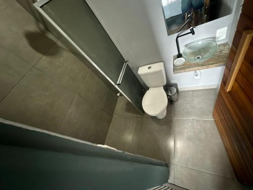 uma casa de banho com um WC e um lavatório em LaVille - Suítes em São Sebastião