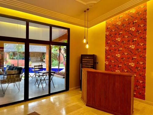 a living room with a table and a dining room at Le Kentia in Lomé