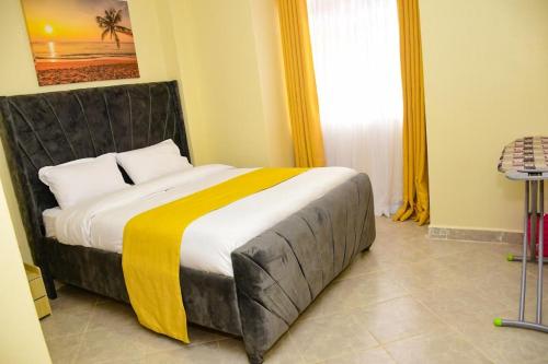 ein Schlafzimmer mit einem großen Bett in einem Zimmer in der Unterkunft Stylish 2 bedroom in Kitale Fully Furnished at 360 Luxury in Kitale