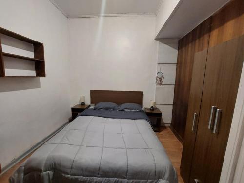 1 dormitorio con 1 cama grande en una habitación en Casa Grande En Recreo en Viña del Mar