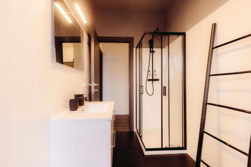 La salle de bains est pourvue d'un lavabo et d'une douche. dans l'établissement [Arcade House] Verona Fiera Netflix + Videogame, à Vérone