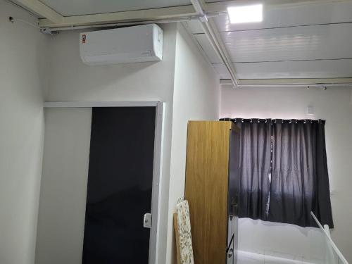 Cette chambre dispose du chauffage, d'une porte et d'une fenêtre. dans l'établissement TOP RESIDENCIAL, à Sinop