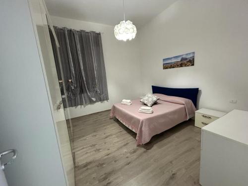 a small room with a bed and a mirror at Home Sweet Home in Guarrato