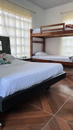 Hotel el Recuerdo في سان جيل: سريرين بطابقين في غرفة مع أرضيات خشبية