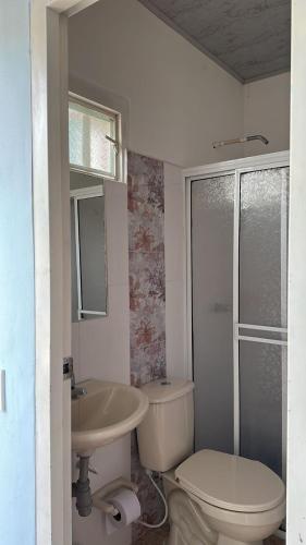 łazienka z toaletą i umywalką w obiekcie Hotel el Recuerdo w mieście San Gil