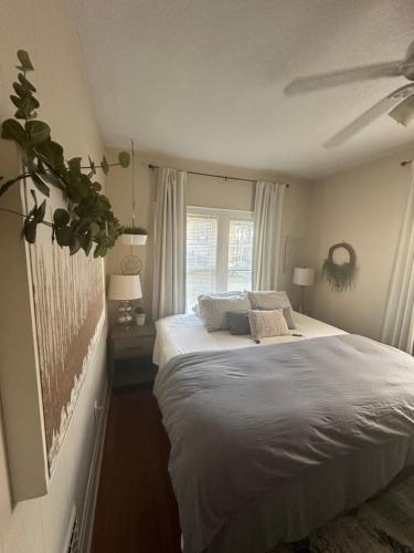 1 dormitorio con cama blanca y ventana en Beautiful Private Room With King Size Bed in Downtown Orlando en Orlando