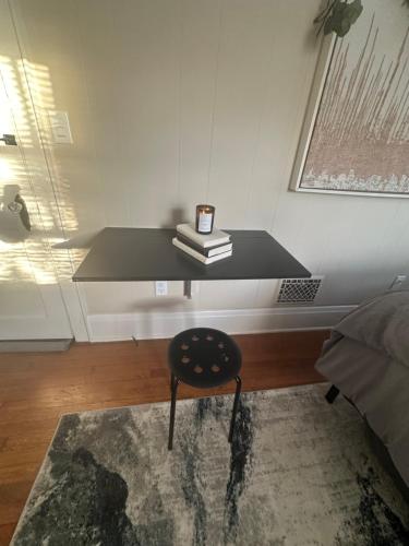 una mesa en una habitación con un taburete en una habitación en Beautiful Private Room With King Size Bed in Downtown Orlando en Orlando
