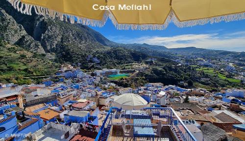- une vue sur une ville avec des bâtiments bleus et des montagnes dans l'établissement Casa Meftah Blue, à Chefchaouen