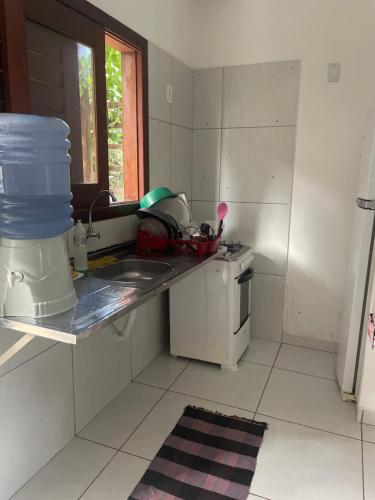 una cucina con lavandino e piano di lavoro di Apartamento em Pipa a Pipa