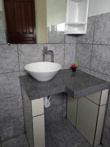 een badkamer met een witte wastafel op een aanrecht bij Recanto Betânia 