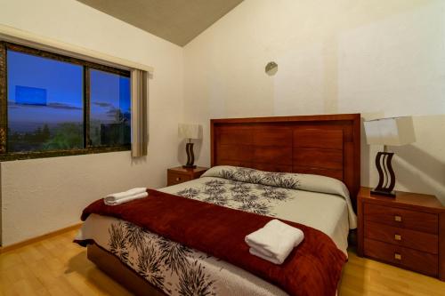 Un dormitorio con una cama grande y una ventana en Quinta Alondra casa campestre, en Los Sauces