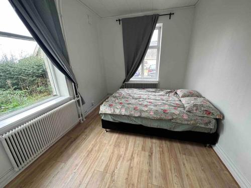 1 dormitorio con cama y ventana en Iridsbo Lockarp gård en Malmö