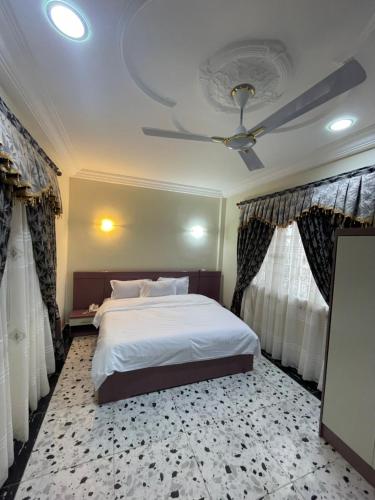 a bedroom with a bed and a ceiling at GEORGE VEE HOTEL LTD in Kumasi