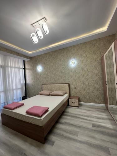 Sweet Apartment in Narimanov في باكو: غرفة نوم بسرير كبير في غرفة