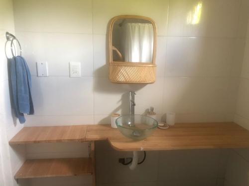 La salle de bains est pourvue d'un lavabo et d'un miroir. dans l'établissement La casita de Valizas, à Barra de Valizas