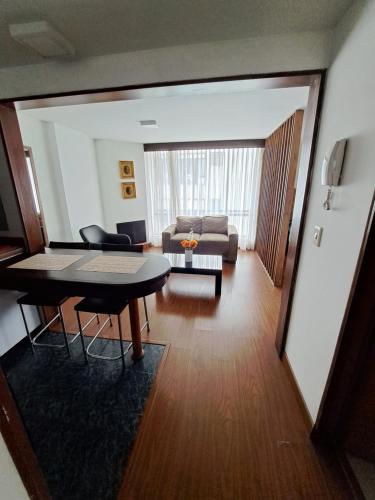 sala de estar con sofá y mesa en Acogedor Apartasuite cerca al Parque de la 93, en Bogotá