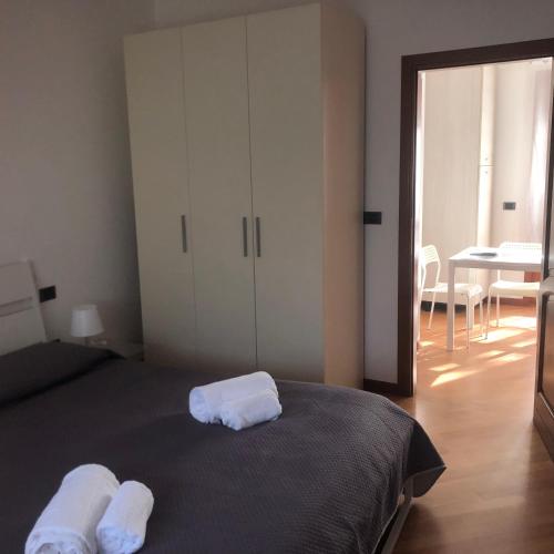 a bedroom with a bed with two towels on it at Aurasol Alghero in Alghero