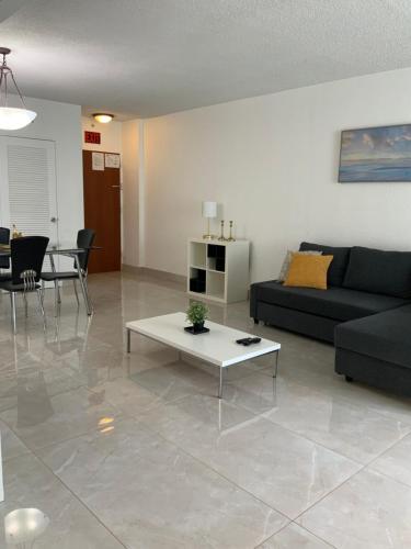 ein Wohnzimmer mit einem Sofa und einem Tisch in der Unterkunft 14#Stunning Beach Apt - Miami Te Espera- HOLLYWOOD in Hollywood