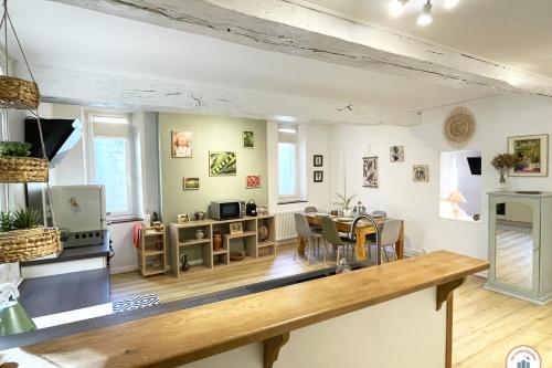 un salon avec une table et une salle à manger dans l'établissement Le St-Laurent - Magnifique Triplex - Calme, à Caen