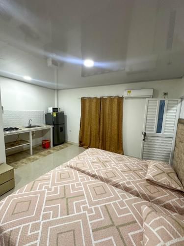1 dormitorio con 1 cama grande y escritorio en Three Cay Suites, en Providencia