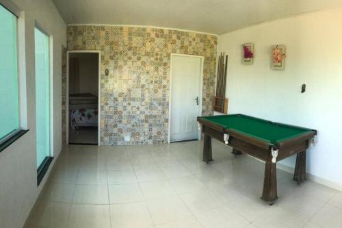 een woonkamer met een pooltafel. bij CASA NA PRAIA DO SACO-SE in Estância