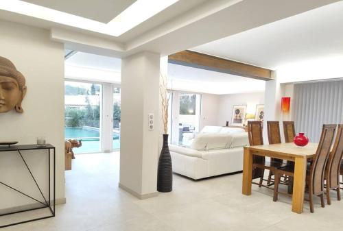 un salon avec un canapé et une table dans l'établissement Villa tout confort avec piscine, à Saint-Raphaël