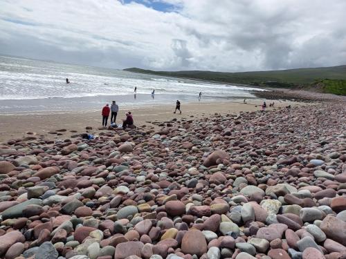 duży stos kamieni na plaży w obiekcie an culin apartment w Galway